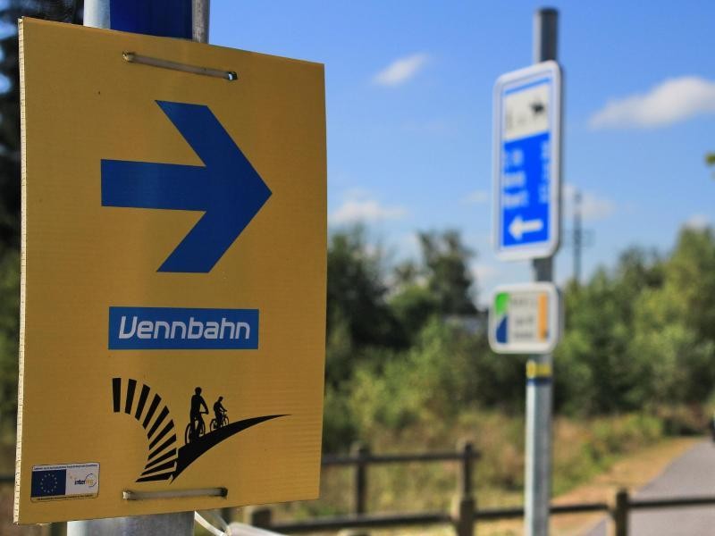 An dem blauen Pfeil erkennen Radfahrer die Vennbahn-Route.