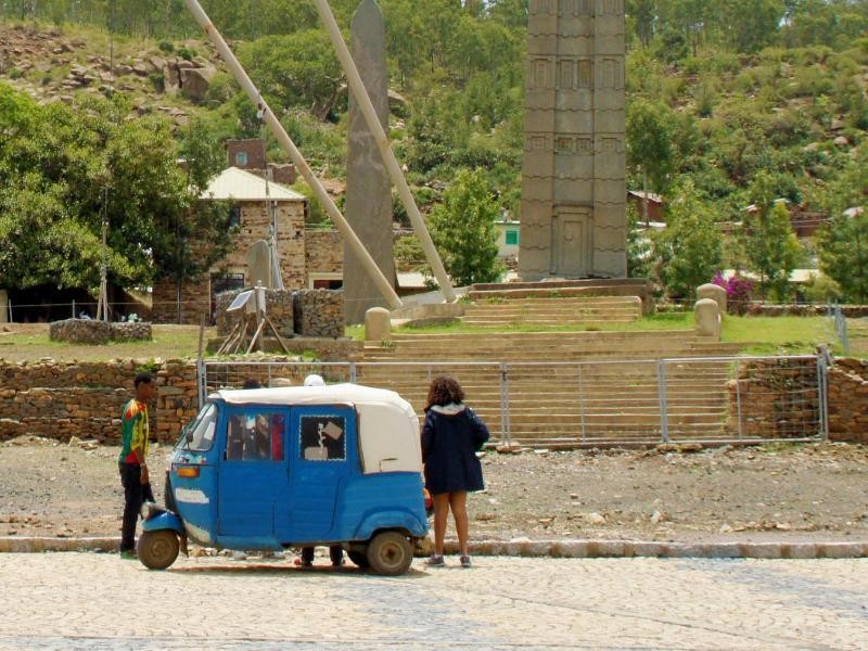 Mit einem für Äthiopien typischen dreirädrigen Bajaj können Touristen zum Stelenfeld gelangen.