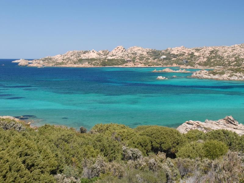 Im April ist das Mittelmeer an Sardiniens Küsten noch recht kühl - aber es bietet wie hier im Norden von La Maddalena oft ein schönes Farbenspiel.