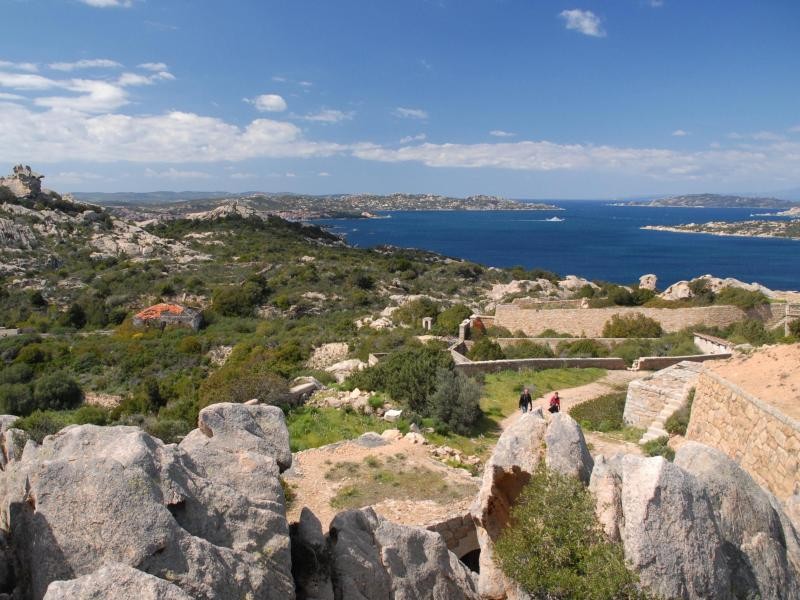 In den Ruinen einer Militäranlage: Von der alten Festung am Capo d'Orso haben Urlauber einen fantastischen Ausblick.