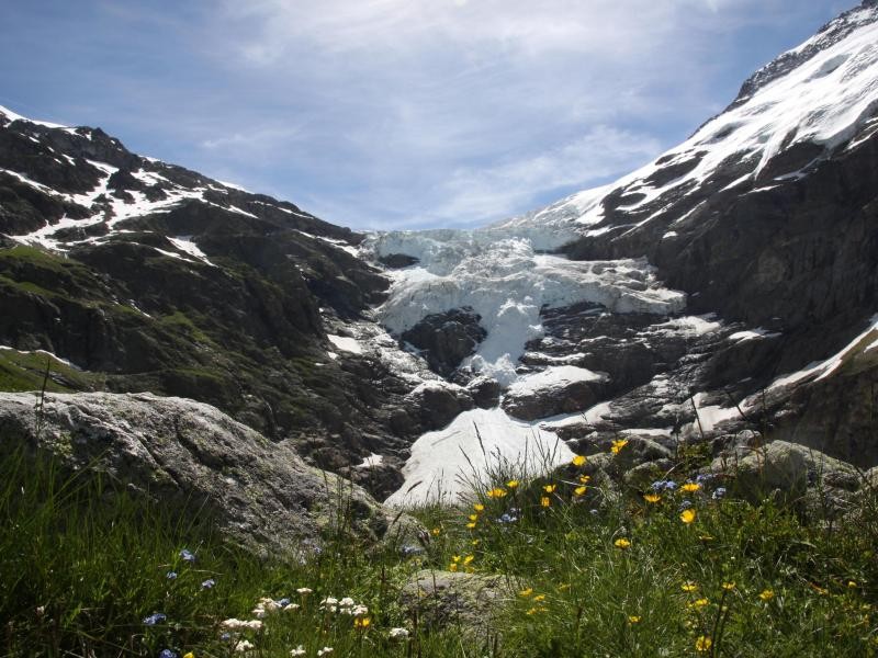 Majestätisch wirkt der Obergletscher. Immer wieder brechen Eisblöcke aus der Wand heraus.