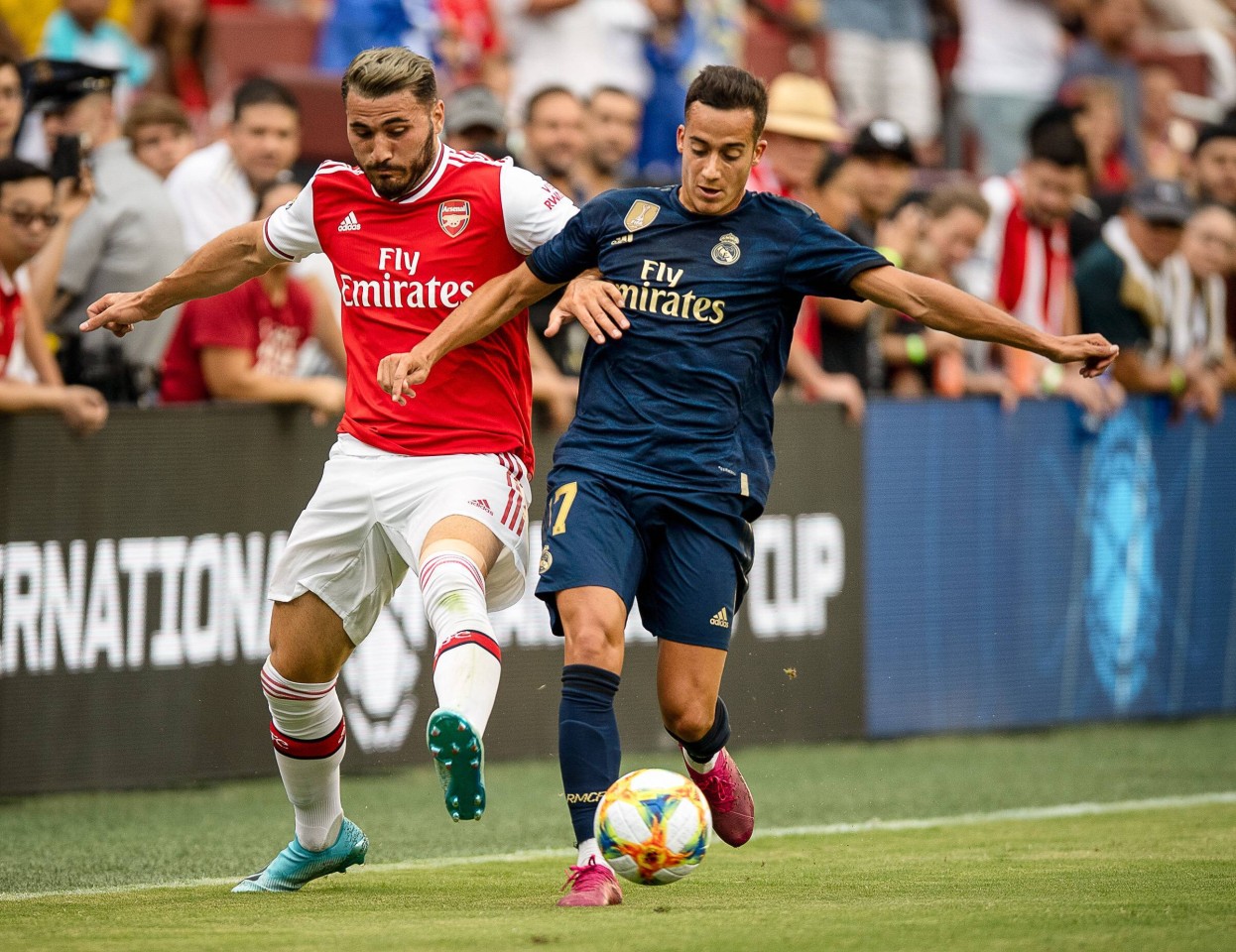 Lucas Vasquez im Zweikampf mit dem Ex-Schalker Sead Kolasinac, der aktuell beim FC Arsenal spielt.