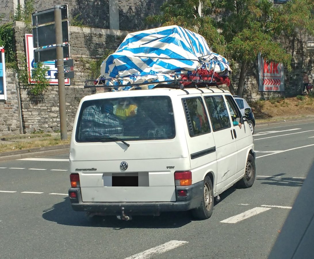 vw-bus-voellig-ueberladen-polizeikontrolle.jpg