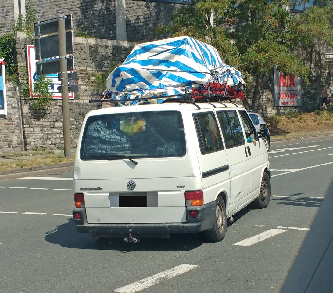 vw-bus-voellig-ueberladen-polizeikontrolle.jpg