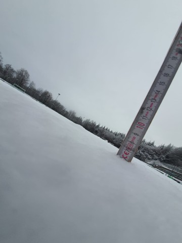 Beim TSV Weißtal (nahe Siegen) ist der Fußballplatz mit einer mehrere Zentimeter dicken Schneeschicht belegt. Das Landesliga-Spiel gegen TuS Langenholthausen steht auf der Kippe.