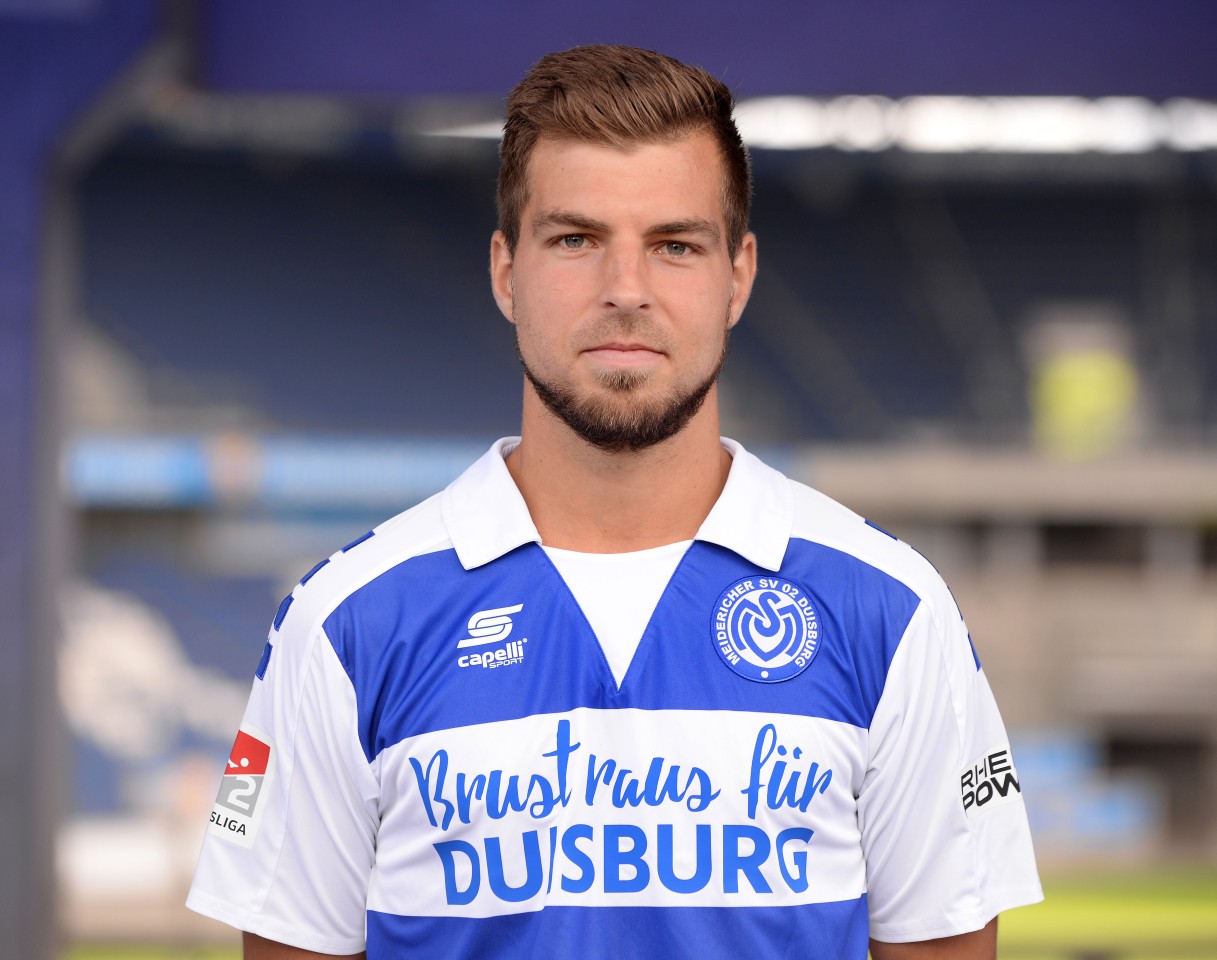 Kevin Wolze schmunzelt über die Matroschka mit MSV-Spielern.