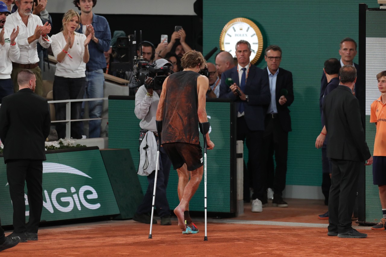 Zverev humpelt auf Krücken vom Court Philippe Chatrier.