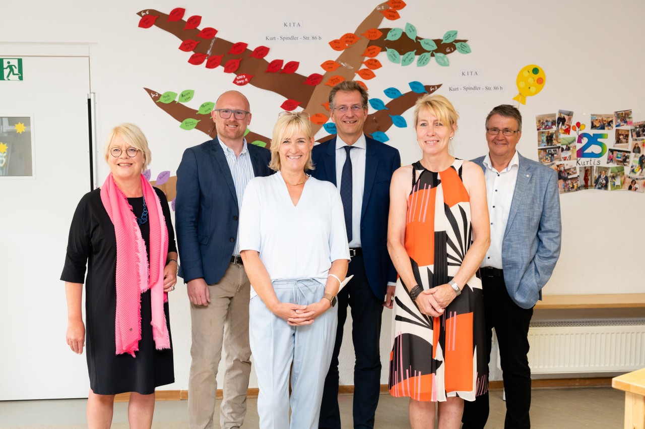 Duisburg: V.l. Astrid Neese, Bildungs- und Sozialdezernentin Stadt Duisburg; Sören Link, Oberbürgermeister Stadt Duisburg; Andrea Wenzel, Leiterin VIVAWEST-Kundencenter Rhein-Ruhr; Dr. Ralf Brauksiepe, VIVAWEST-Geschäftsführer; Sabine Malon, Quartiersmanagerin Dichterviertel Stadt Duisburg und Uwe Goemann, Geschäftsführer Vivawest Stiftung.