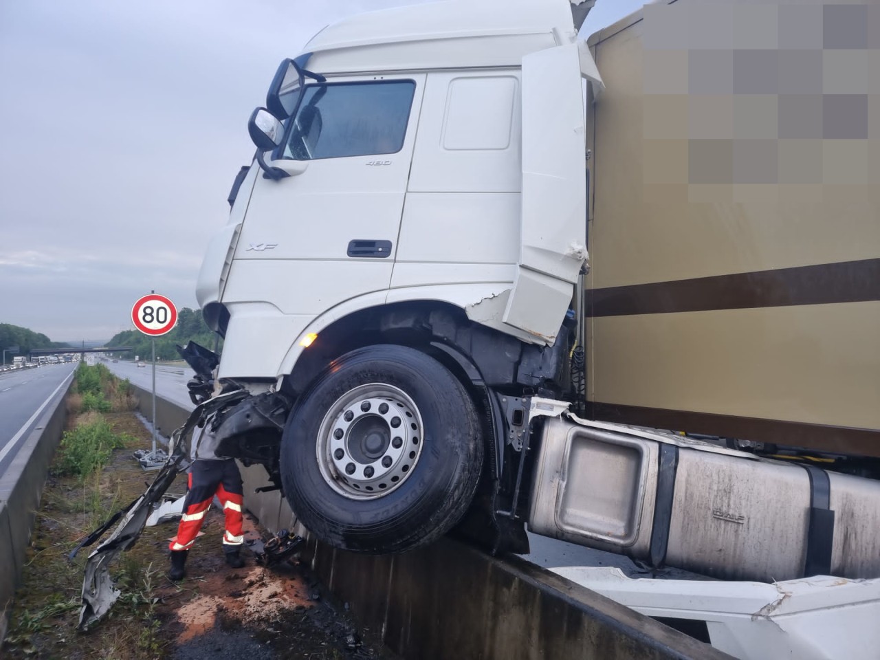 Auf der A1 in Dortmund ist am Donnerstagmorgen ein Lkw verunglückt.