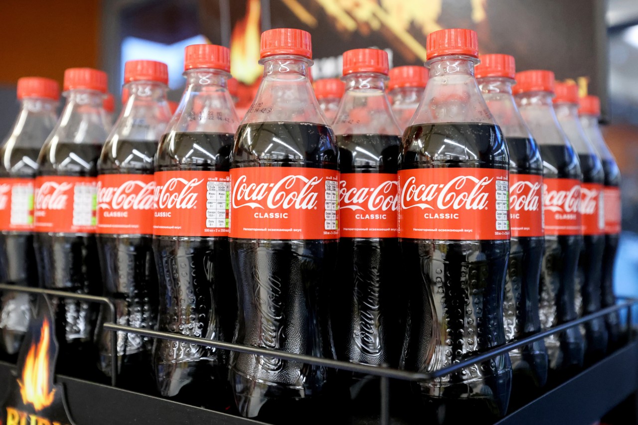 Aldi, Lidl und Co: Der Getränkehersteller Coca-Cola zieht die Preise an! (Symbolbild)