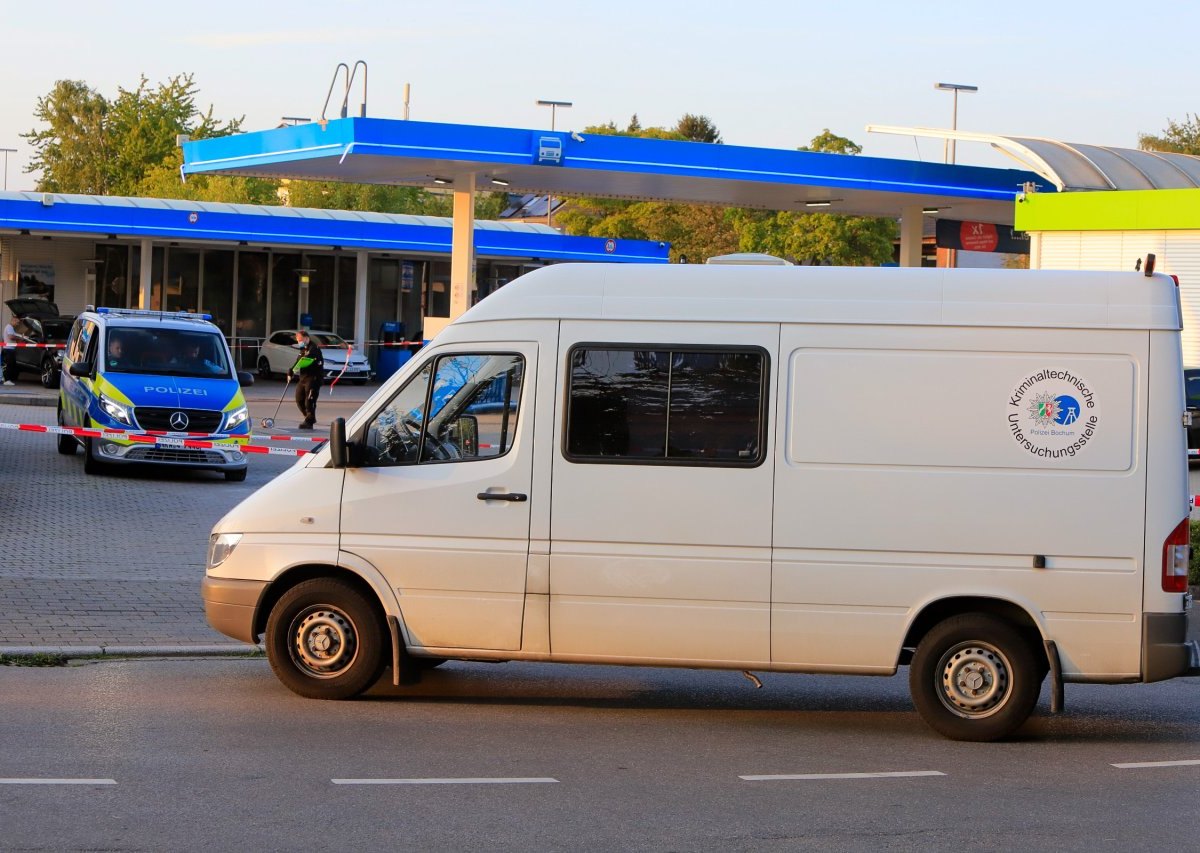 Bochum-Wattenscheid-Polizeieinsatz-Aral-Tankstelle.JPG