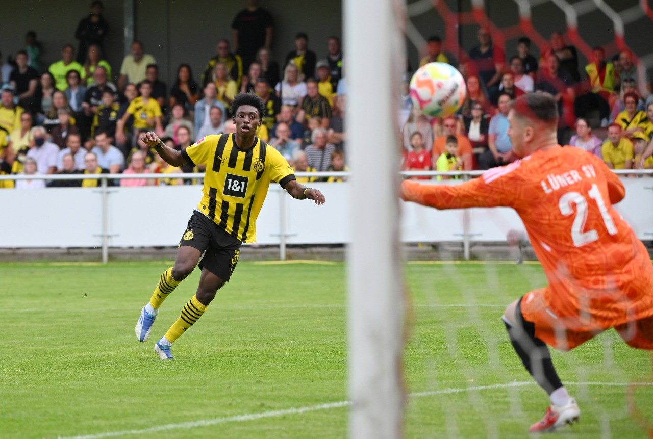 Neuzugang Prince Aning trifft zum 1:0 für Borussia Dortmund.