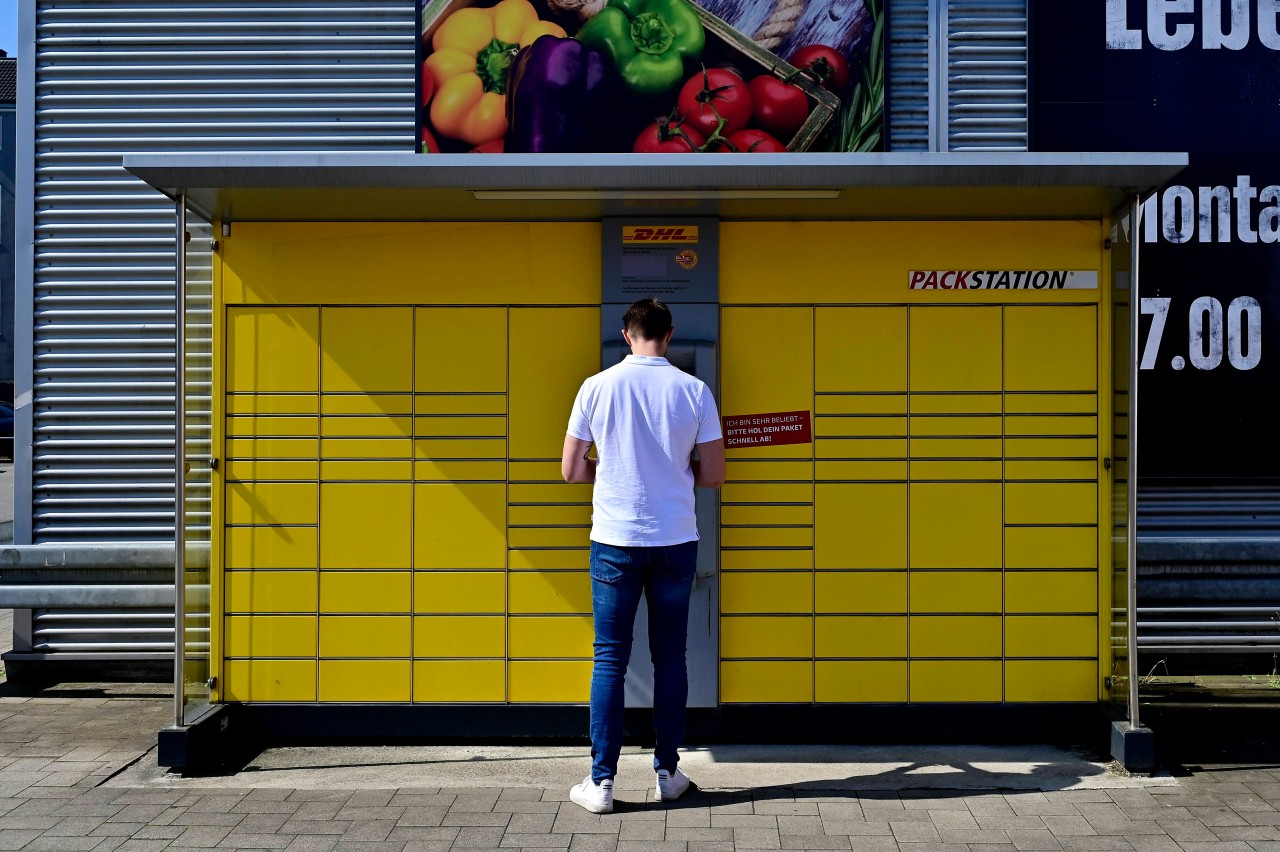 Kunden von DHL und der Deutschen Post müssen sich an der Packstation erneut auf eine Änderung gefasst machen. (Symbolbild)