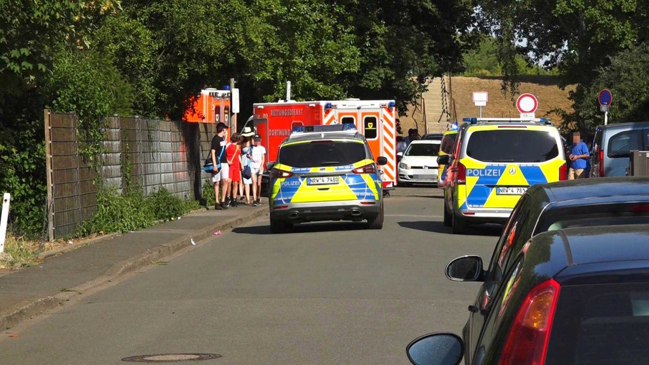 An einem Freibad in Dortmund-Deusen ist ein Streit eskaliert. Ein Mann wurde mit einer Eisenstange schwer verletzt.