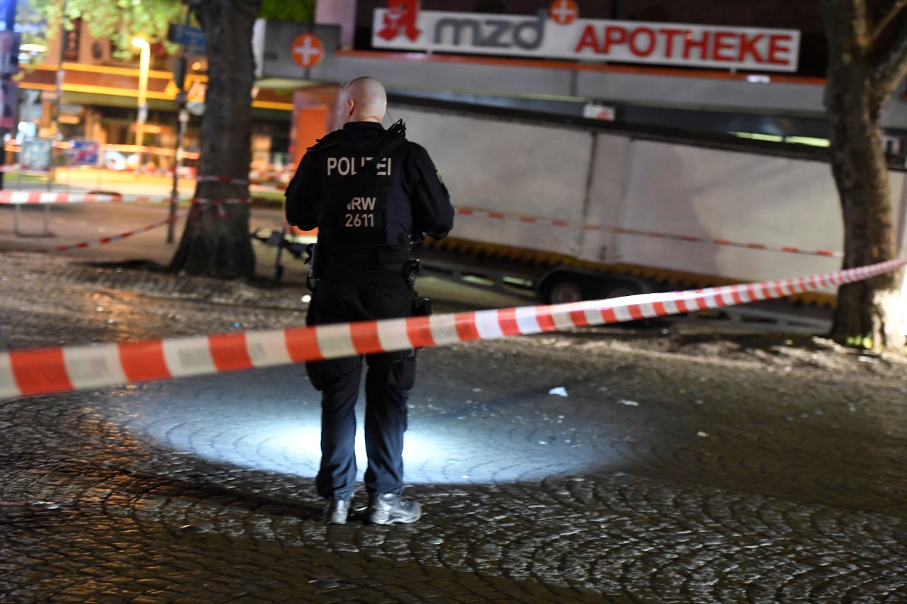 Duisburg: Die Polizei sperrte den Hamborner Altamrkt nach der Schießerei weiträumig ab. (Archivbild)