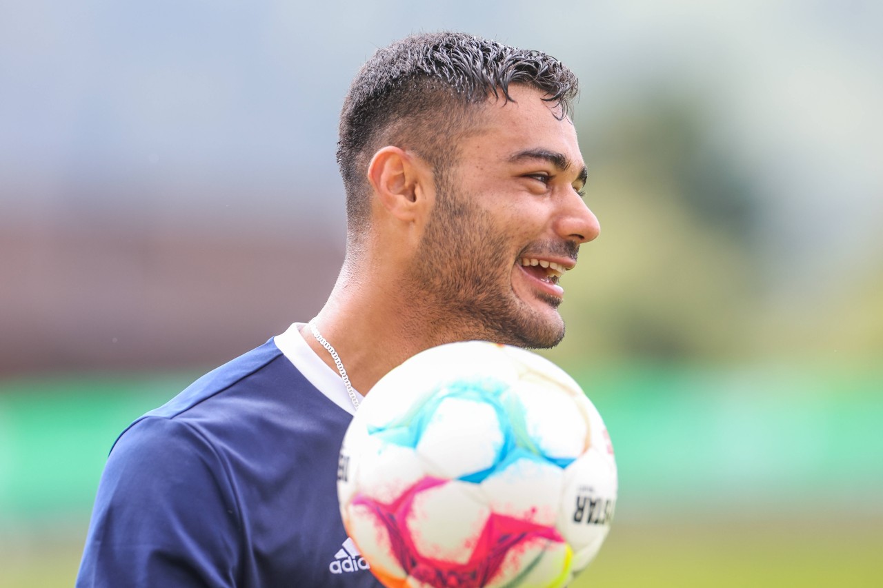 Große Überraschung. Ozan Kabak steht beim FC Schalke 04 wieder in der Startelf.