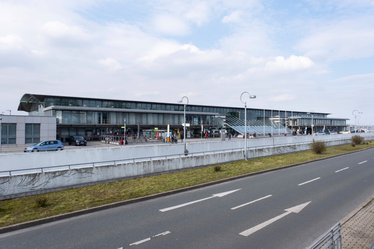 Am Flughafen Dortmund musst du fürs Parken tief in die Tasche greifen.