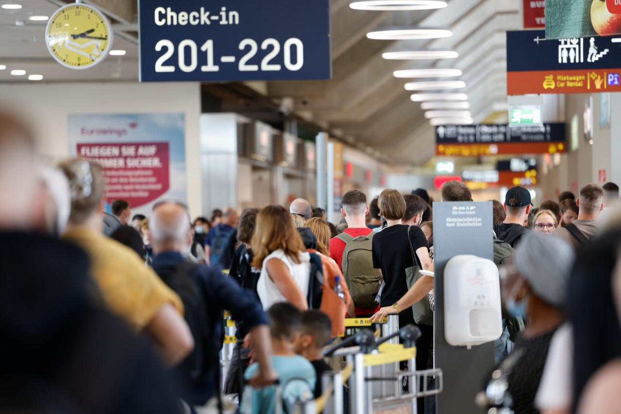 Das Chaos am Flughafen Köln/Bonn nimmt neue Ausmaße an. Passagiere gehen deshalb schon auf die Barrikaden. (Symbolbild)