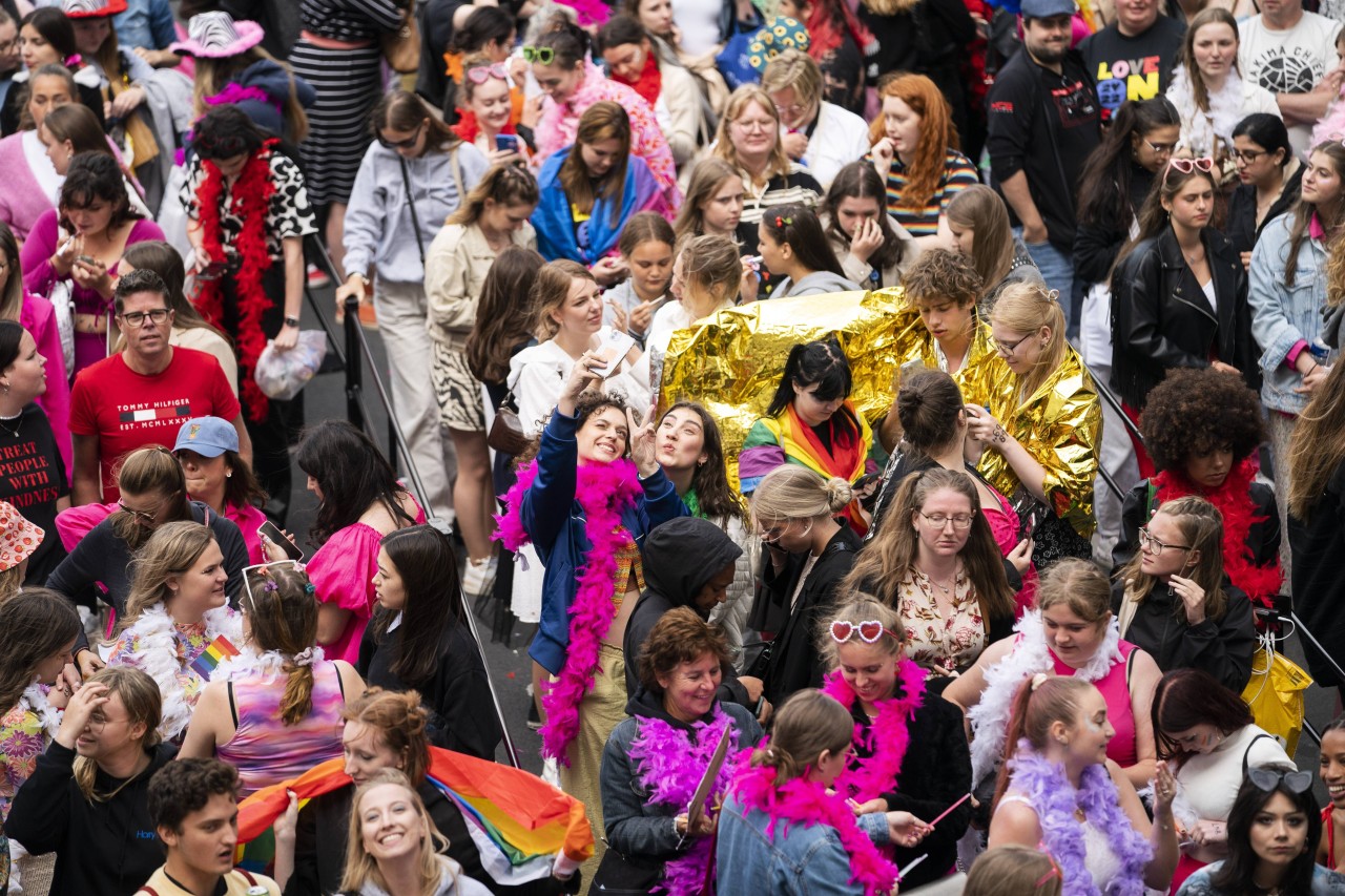 Zu Hunderten warteten die Fans bei Konzerten von Harry Styles vor den Hallen.