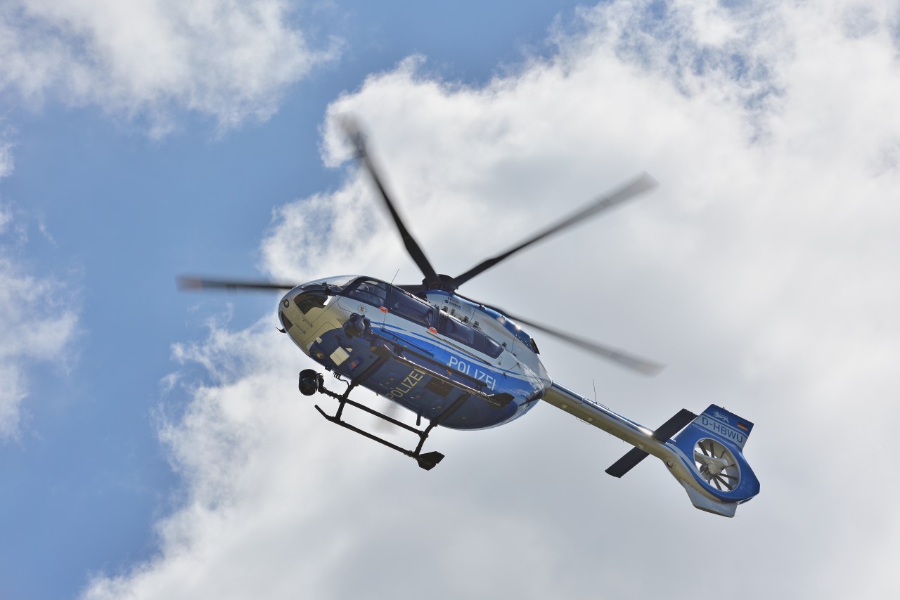 Ein Mann muss sich vor dem Landgericht Köln verantworten. Er soll seine Eltern mit einer Axt attackiert haben.