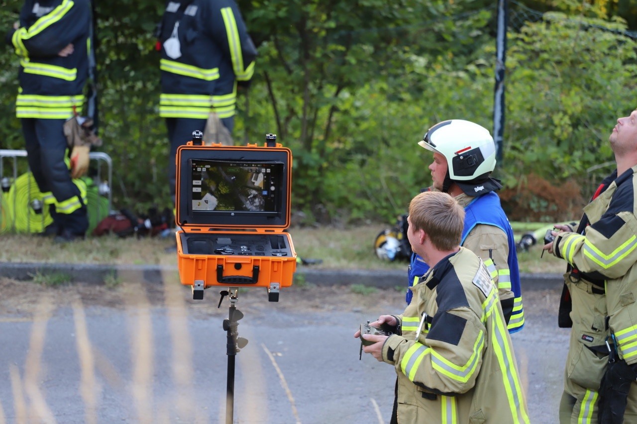 Die Feuerwehr setzt auch Drohnen bei der Suche ein.