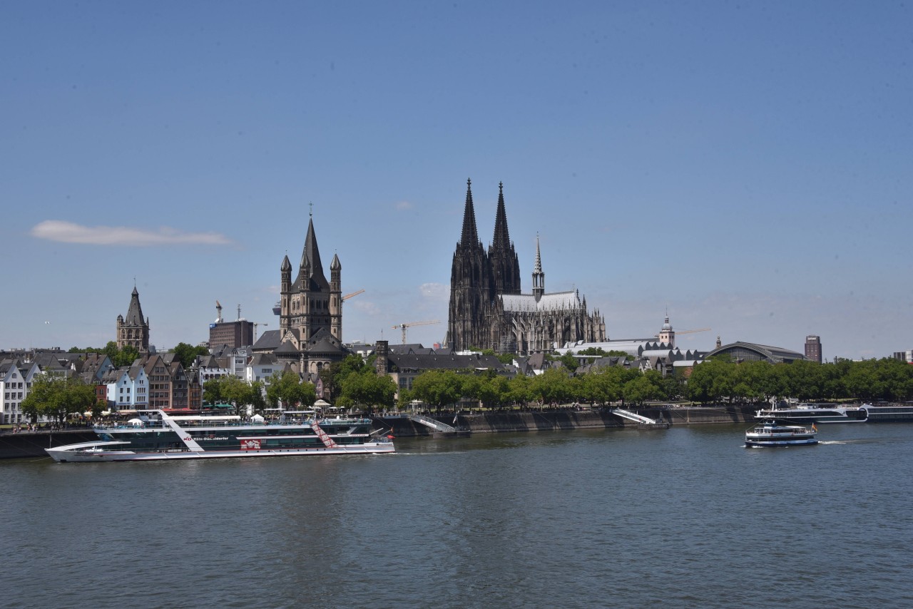 Der Rhein in NRW lädt an heißen Tagen zum Baden ein. Doch das kann gefährlich werden, wie die Feuerwehr warnt.