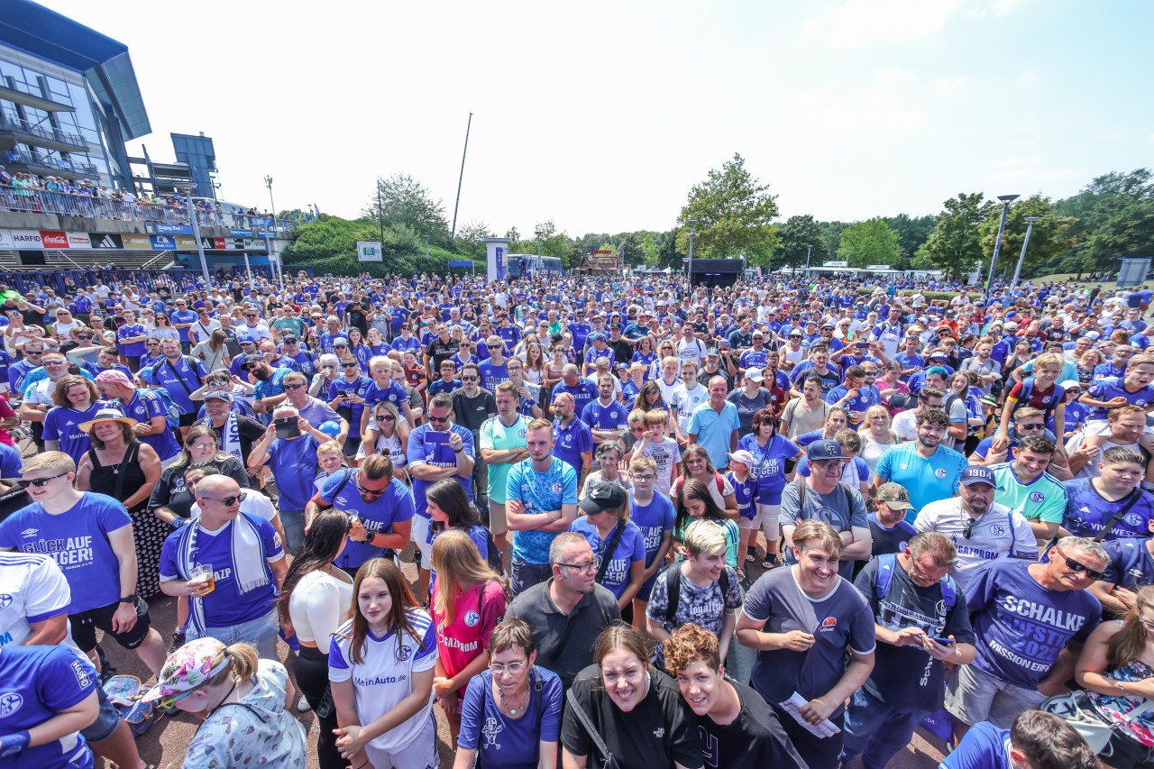 Beim Schalke-Tag strömten die Fans nach Gelsenkirchen. 