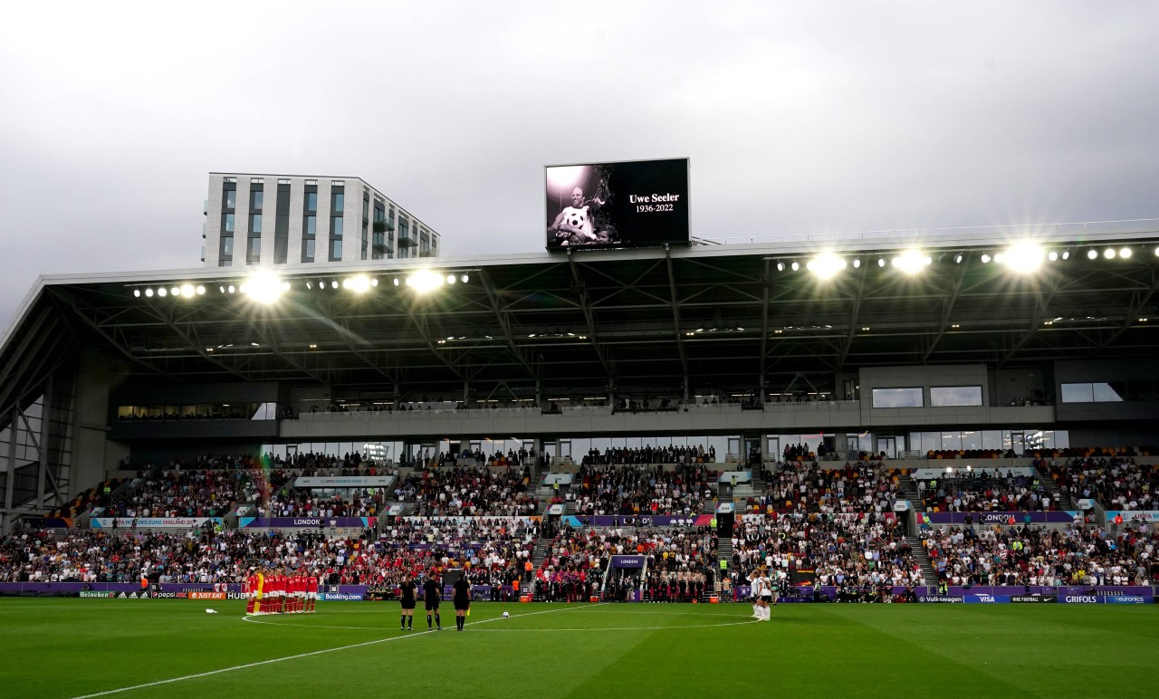 Das ganze Stadion gedachte Uwe Seeler.