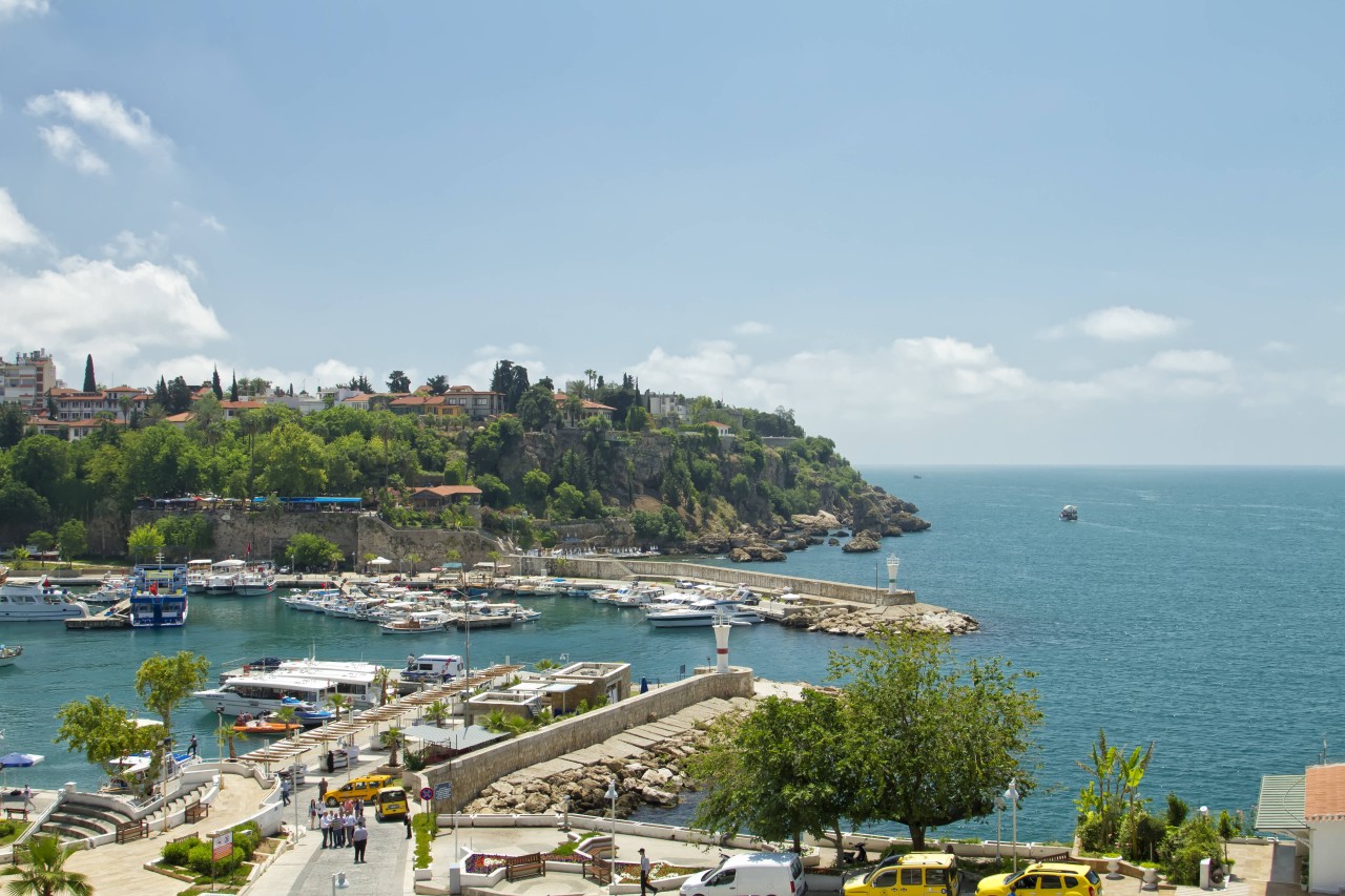 Urlaub in der Türkei: Eine Frau hofft nur, dass ihr Koffer ebenfalls in Antalya landet. (symbolbild)