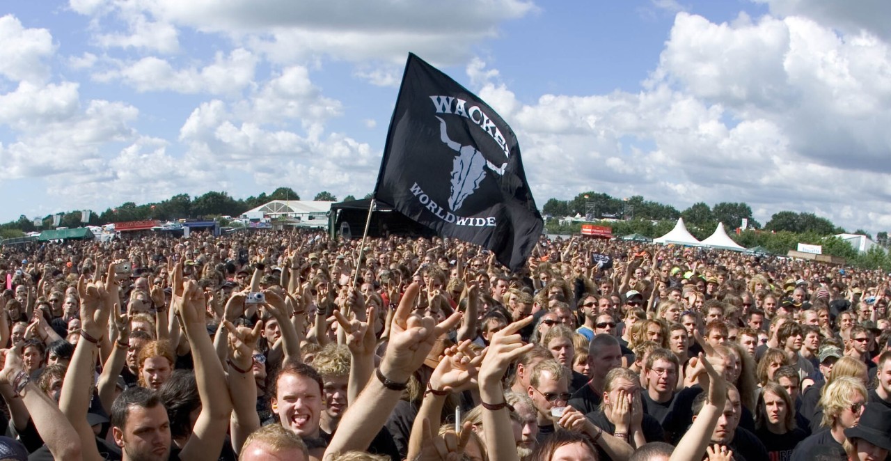 Wacken-Gründer Holger muss auch 2022 mehr als einmal in den sauren Apfel beißen und nun erneut schlechte Nachrichten verkünden.