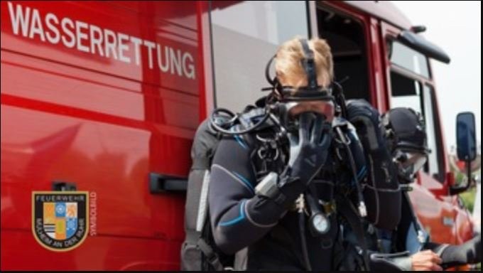 Die Feuerwehr Mülheim musste einen reglosen Mann aus der Ruhr retten. Doch sie bekam unerwartete Hilfe.