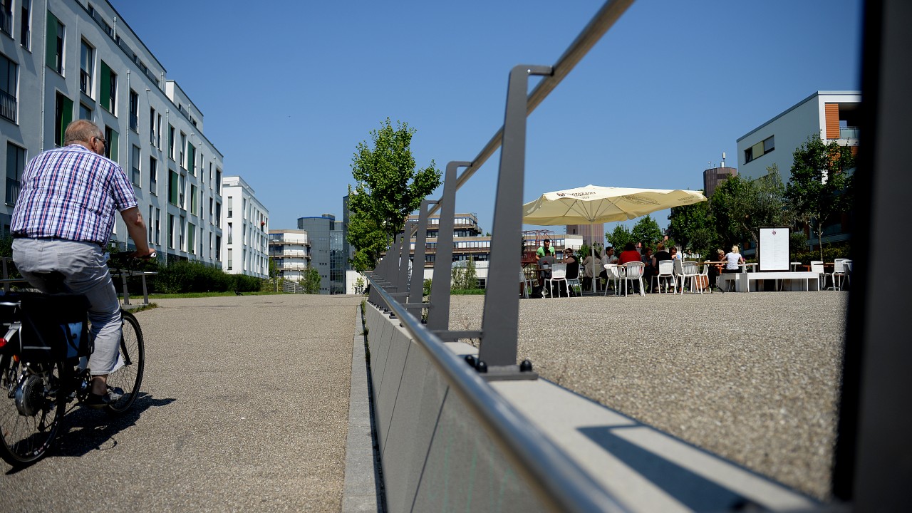 Die grüne Mitte Essen im Universitätsviertel ist für viele Anwohner ein Wohlfühlort. Auch die gutbesuchte Eisdiele „Café & Gelateria La Luna“ gehört dazu. (Archivfoto)