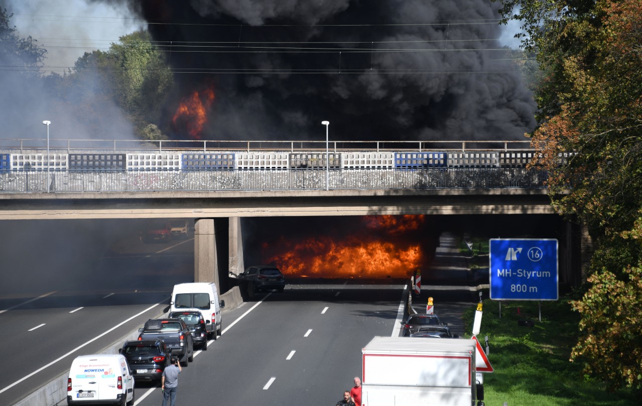 Auf der A40 bei Mülheim hat es am 17. September 2020 ein Flammen-Inferno gegeben. Wie durch ein Wunder wurde niemand getötet.