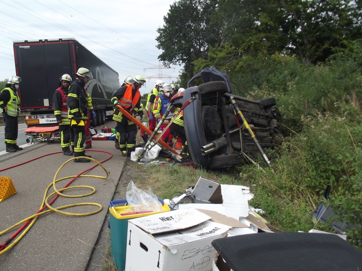 A45 bei Dortmund: Einsatzkräfte befreien den schwer verletzten Fahrer aus dem Wrack.