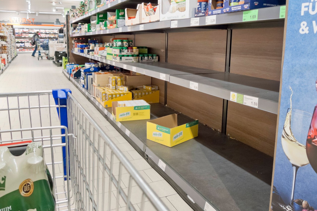 Bei Aldi, Lidl und Co. kann es künftig wieder zu leeren Regalen kommen. (Symbolbild)