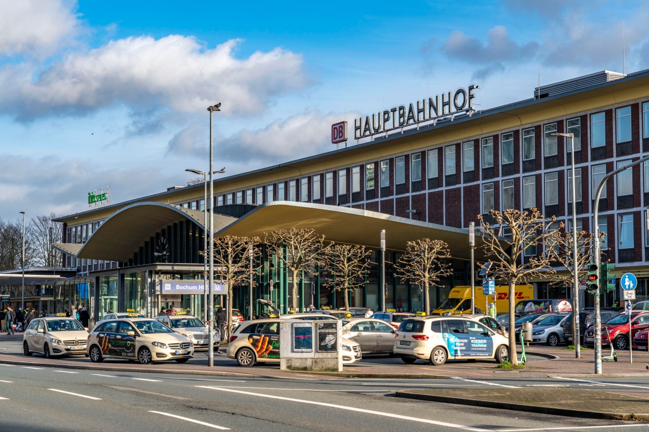 Bei einer Pfefferspray-Attacke am Hauptbahnhof in Bochum wurden elf Reisende verletzt. (Symbolbild)