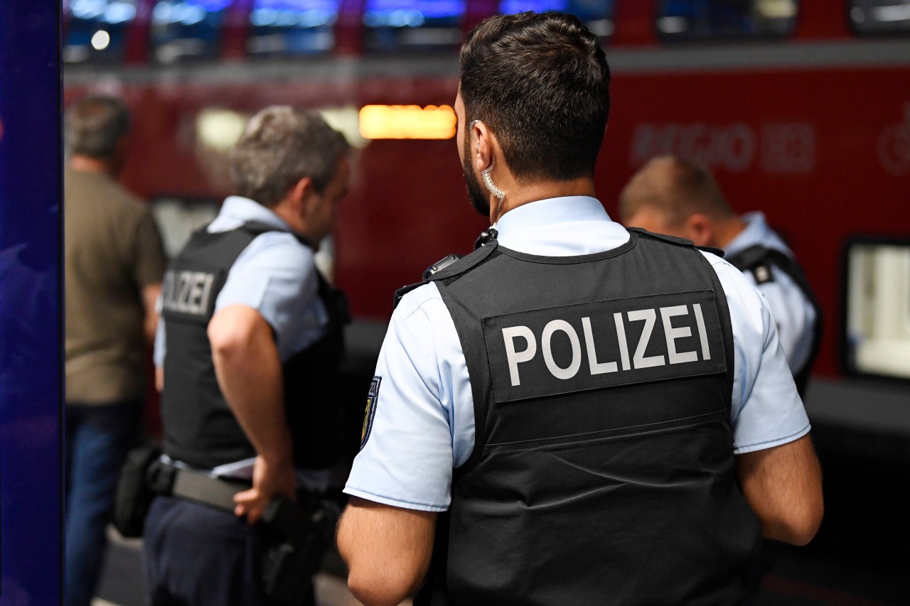 Am Hauptbahnhof in Bochum hat eine Frau einem Bundespolizisten ans Gemächt gepackt. (Symbolbild)