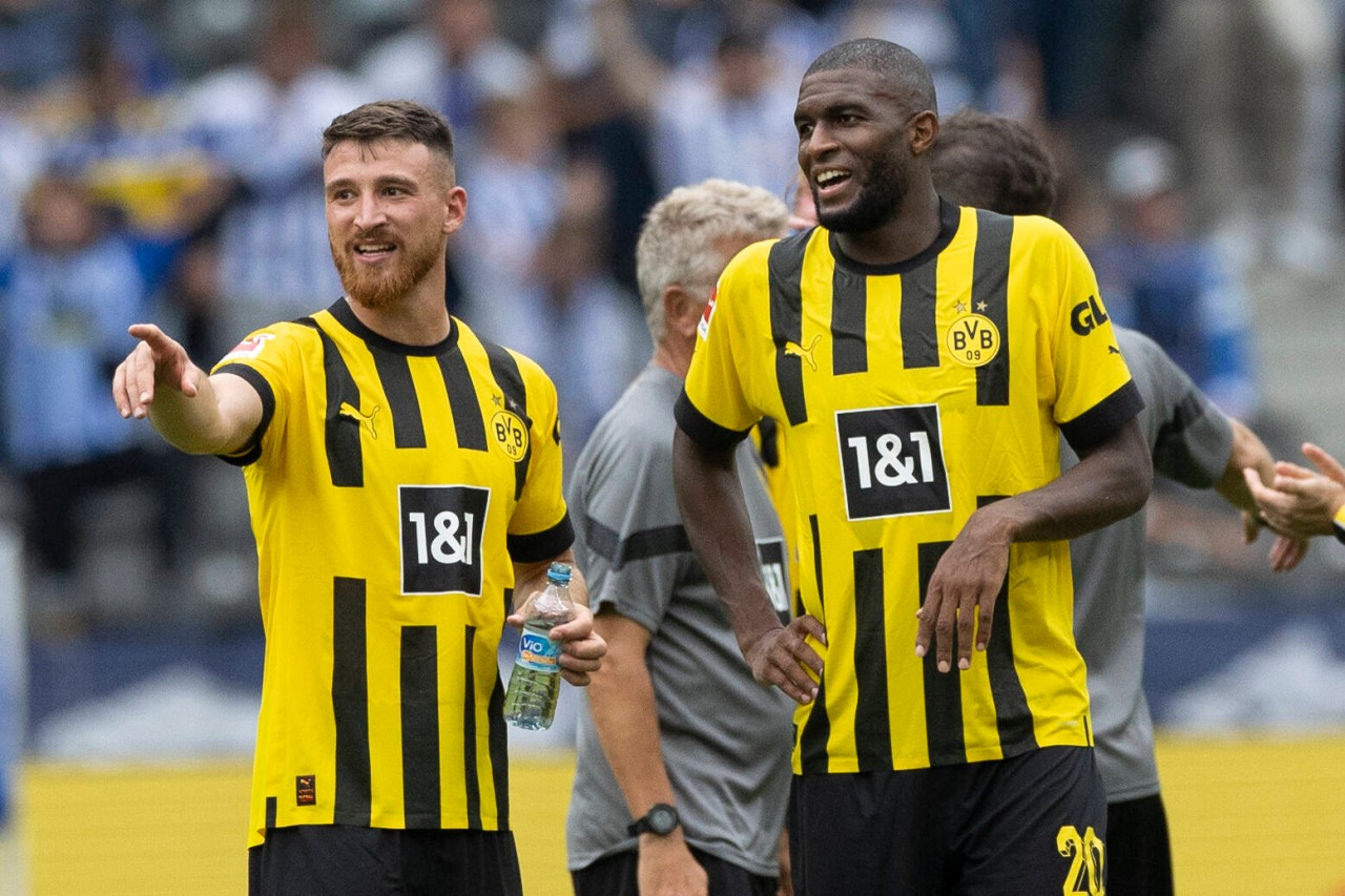 Die BVB-Fans feiern Salih Özcan (l.) nach seiner starken Leistung gegen Hertha BSC.