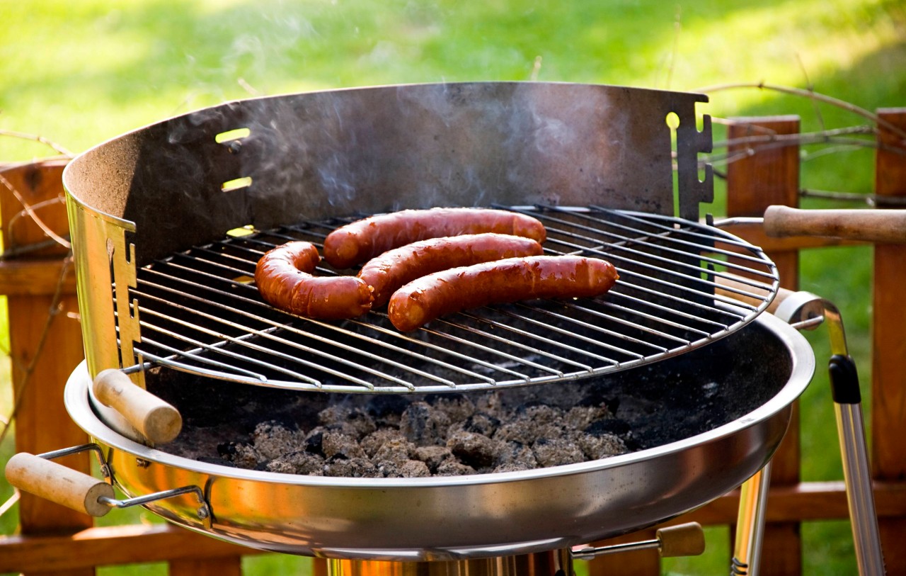 Auch Edeka, Aldi und Co haben die Grillsaison eingeleitet. Doch welche Grillwurst ist die beste? (Symbolbild)