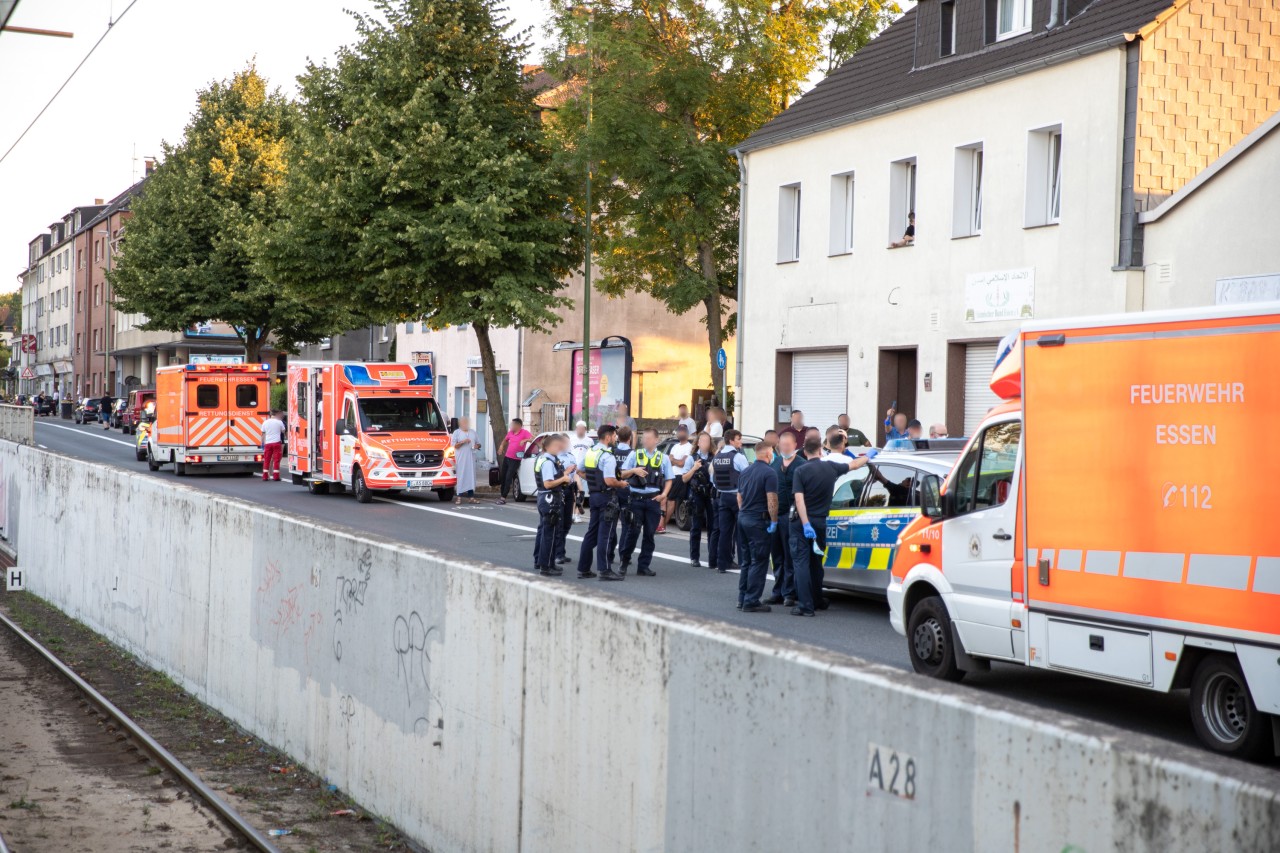 Essen: In der Altenessener Straße ist es am Donnerstagabend zu einer Massenschlägerei gekommen. Mehrere Personen wurden verletzt.