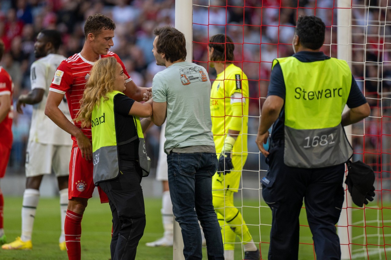 Aktivisten wollten sich beim Topspiel FC Bayern gegen Gladbach festbinden.