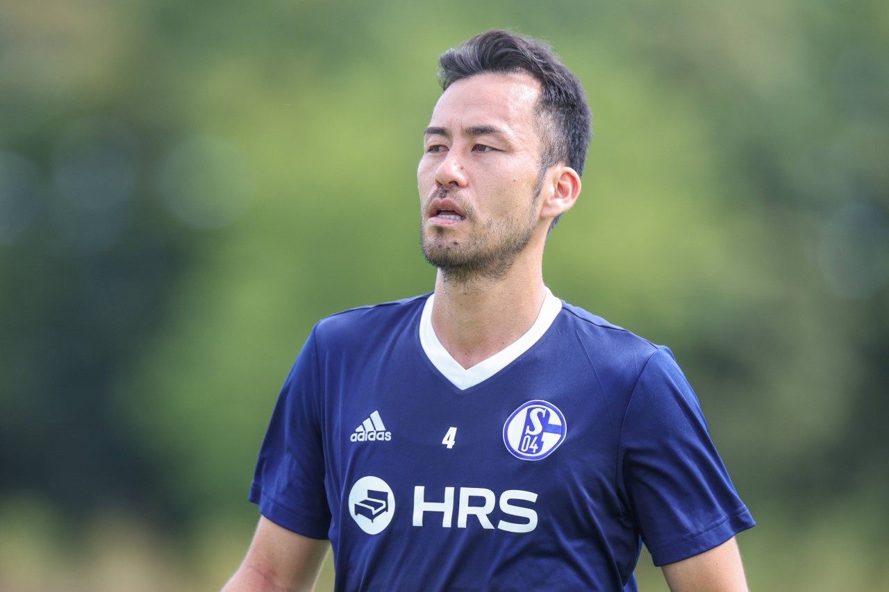 Schalke-Star Maya Yoshida gedenkt den Opfern des Atombombenabwurfs auf Nagasaki 1945.