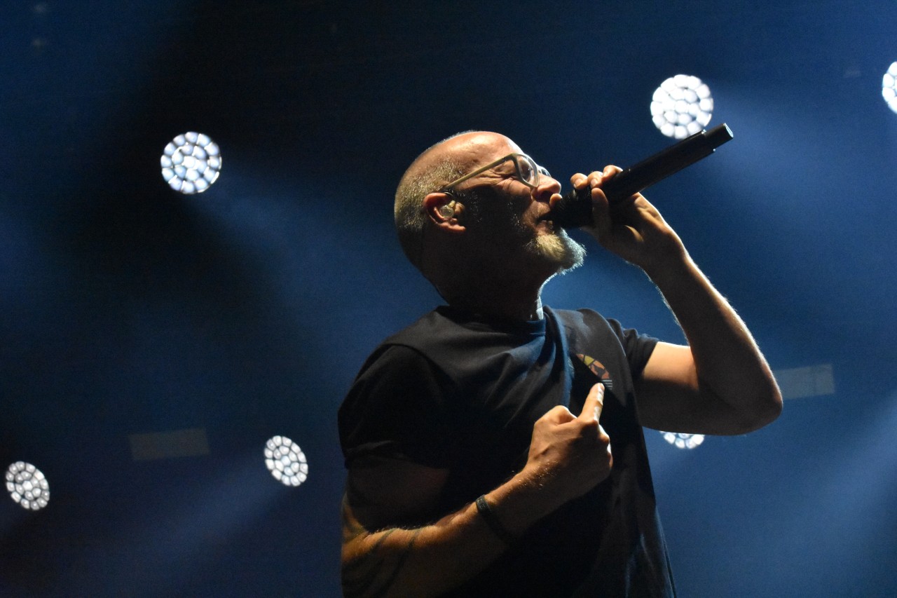 Fanta 4 in Bochum: Trotz verletztem Knöchel legt Rapper Thomas D. eine irre Performance auf die Bühne. 