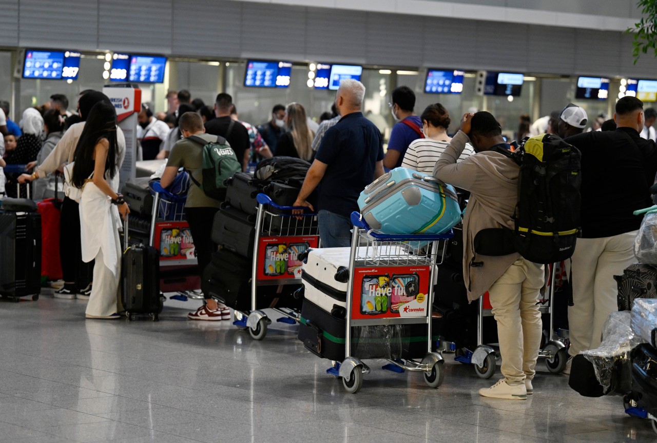 Die angespannte Situation am Flughafen Düsseldorf wird sich so schnell nicht verbessern – im Gegenteil. (Symbolbild)