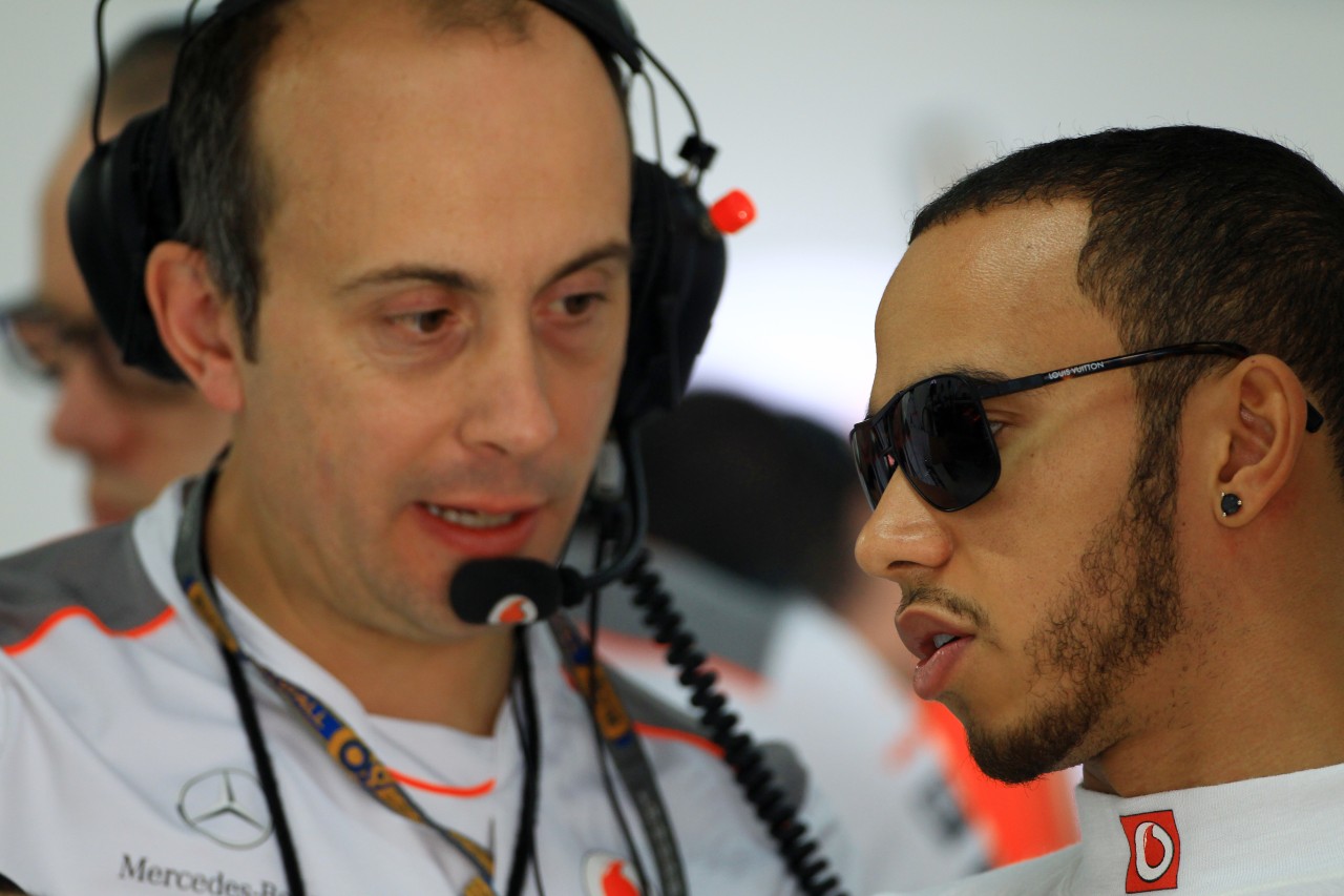 Formel 1: Phil Prew hier gemeinsam mit Lewis Hamilton.