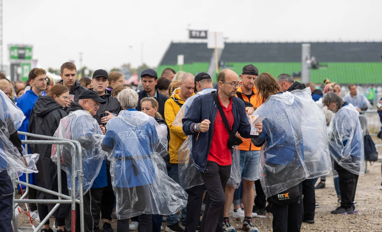 Fans mussten vor dem Einlass zum Konzert von Helene Fischer in München Geduld beweisen.