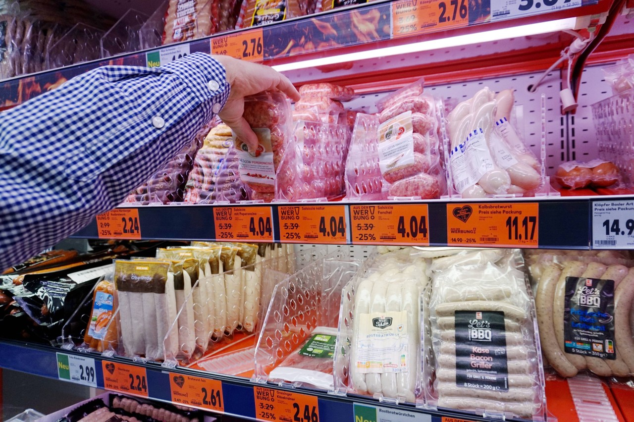 Kaufland-Kunde schwer enttäuscht, als er Würstchen auspacken will. (Symbolbild)