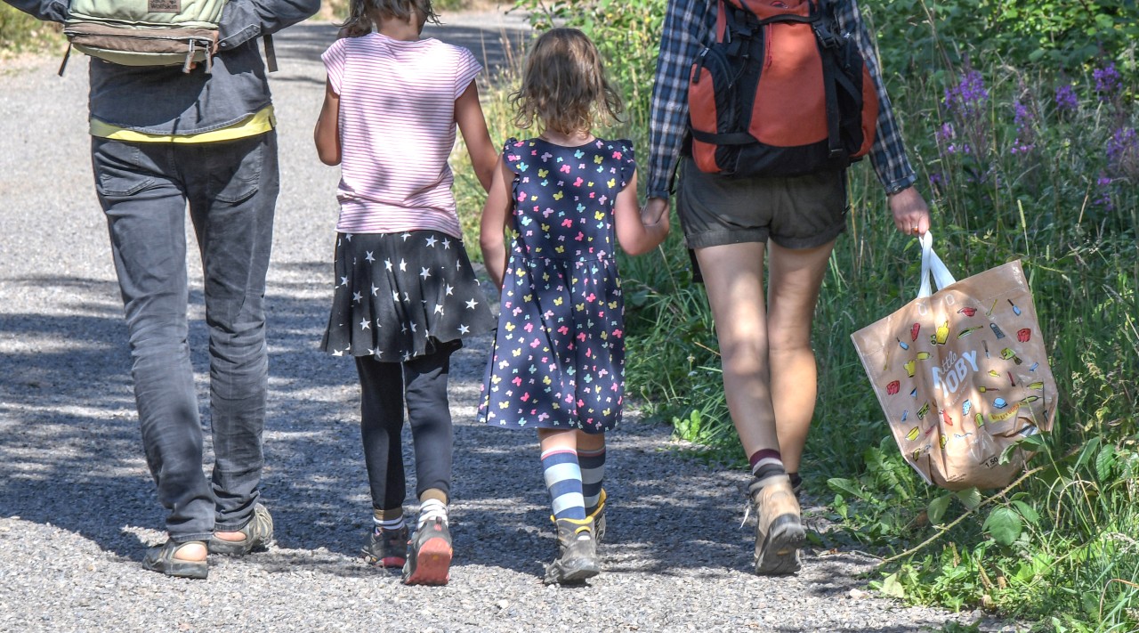 Viele Familien warten auf die Finanzspritze vom Staat, auch um kostspielige Ausflüge in der Ferienzeit finanzieren zu können. 