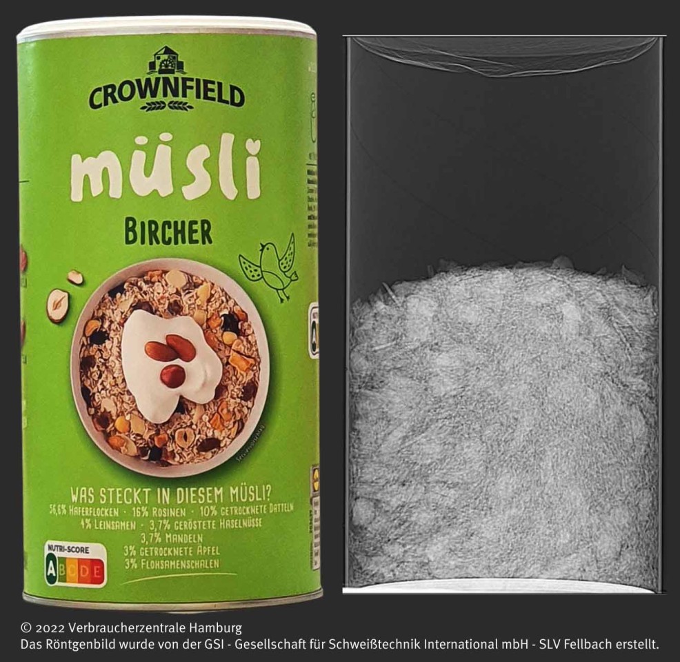 Vorderseite der Verpackung des Crownfield Bircher Müsli von Lidl (links) und Röntgenaufnahme des Produkts (rechts).