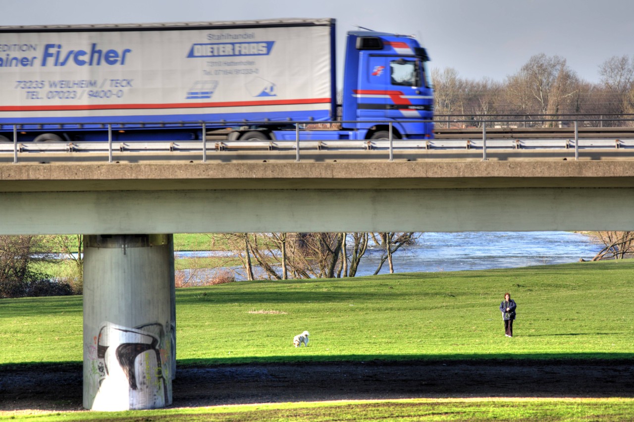 In Mülheim ereigneten sich erschreckende Szenen an der A40. (Symbolbild) 